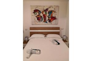 Ce lit se trouve dans un dortoir orné de 2 peintures murales. dans l'établissement Heart Balloon House - Centro Storico Perugia, à Pérouse 9 autres photos