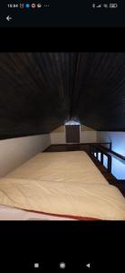 um quarto com uma cama de dossel preto em Pousada Bem Querer em Lavras Novas