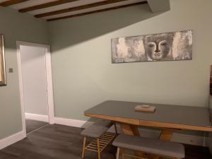 un comedor con una mesa y una foto en la pared en Apartment One, The Carriage House, York, en York