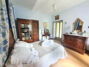 Postel nebo postele na pokoji v ubytování Mes Maisons Gardoises - Two Gites with Private Pools in Cévennes National Park + 104 fotografií