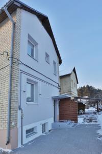 um edifício branco ao lado de um edifício de tijolos em River Park apartments Ukmerge em Ukmergė