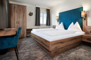 Postel nebo postele na pokoji v ubytování Lerchs Landhotel