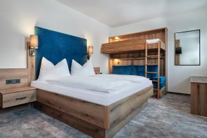 Un pat sau paturi într-o cameră la Landhotel Lerch Plankenau