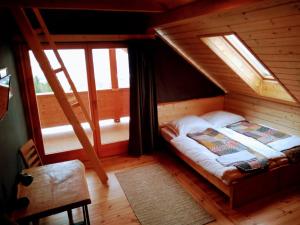 sypialnia z łóżkiem w drewnianym domu w obiekcie Villa Beskid w Milówce