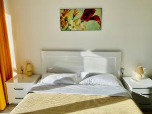 Postel nebo postele na pokoji v ubytování Sea view apartments Orbi Beach Tower красивые виды с балконов