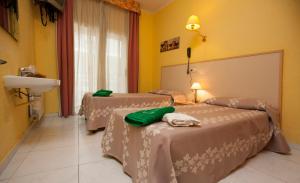 Postel nebo postele na pokoji v ubytování Hostal Alhambra Tarragona + 37 fotografií