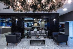 een wachtkamer met banken en een tafel bij LaiLa Hotel CDMX Reforma in Mexico-Stad
