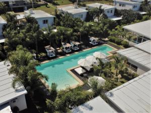 uma vista aérea da piscina no resort em Skyblue Apart Hotel Punta Colorada em Piriápolis