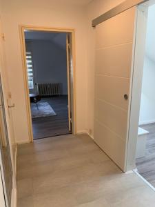 un corridoio con una porta aperta su una camera di Gemütliche Ferienwohnung bei Hamburg a Reinbek