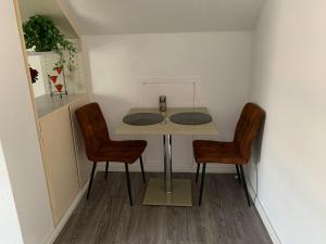 a table and two chairs in a room at Gemütliche Ferienwohnung bei Hamburg in Reinbek