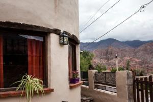 a window of a house with a view of the mountains at Cabañas La Ekeka in Tilcara