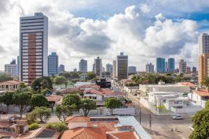 a cityscape of a city with tall buildings at Apartamento Climatizado em Natal por Carpediem in Natal