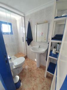 Baño pequeño con aseo y lavamanos en Relaxlanzarote, en Punta Mujeres