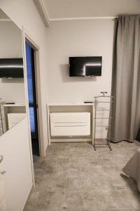 Camera bianca con cucina e TV di Trebbia House a Piacenza