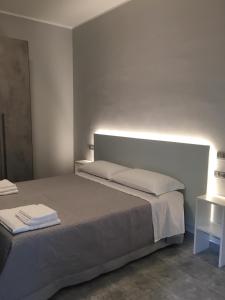 una camera da letto con un grande letto con una luce sopra di Trebbia House a Piacenza