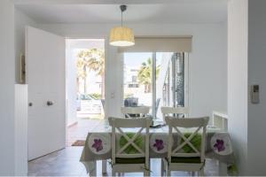Φωτογραφία από το άλμπουμ του Tranquilo apartamento. Piscina, playa y relax. σε Sa Caleta