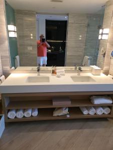 Ένα μπάνιο στο Residences Suite South Beach