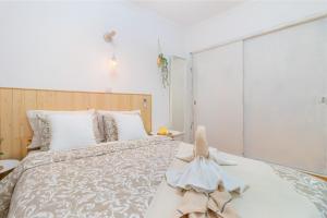 - une chambre avec un grand lit et des oreillers blancs dans l'établissement Sea & Sun OldTown, à Albufeira