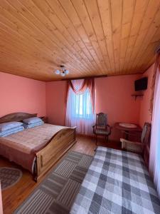 - une chambre avec un lit et un plafond en bois dans l'établissement Горизонт, à Dragobrat