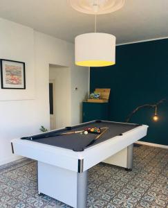 - une table de ping-pong dans une pièce avec ahibition dans l'établissement Le Gîte de Zao avec billard, à Philippeville