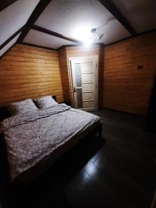 una camera da letto con un letto illuminato di Синевирський Краєвид a Synevyr