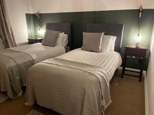 En eller flere senge i et værelse på Turnberry accommodation