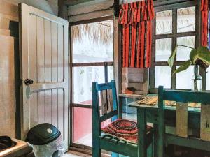 een kamer met een tafel en een stoel naast een deur bij Beachfront Casa Maya Lodge in El Cuyo
