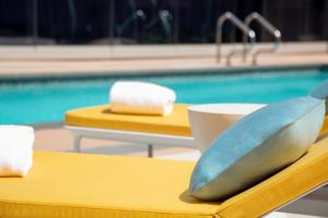 InterContinental Houston, an IHG Hotel في هيوستن: وعاء وكوب على طاولة بجوار حمام سباحة