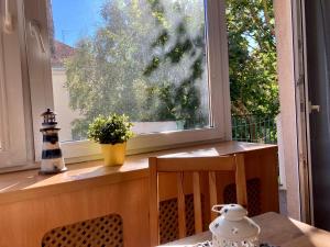 okno w pokoju ze stołem i stołem w obiekcie Kierunek Sopot CENTRUM w mieście Sopot