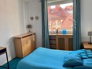 ソポトにあるKierunek Sopot CENTRUMのベッドルーム(青いベッド1台、窓付)