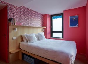 Postel nebo postele na pokoji v ubytování Cosmiques Hotel - Centre Chamonix