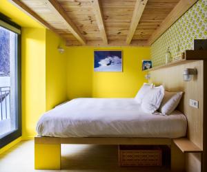 Postel nebo postele na pokoji v ubytování Cosmiques Hotel - Centre Chamonix