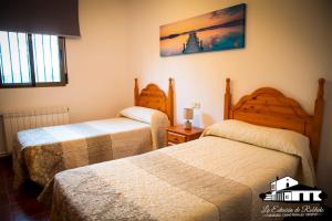 A bed or beds in a room at Casas rurales la estación de Robledo