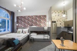 a small room with a bed and a kitchen at KobyApartment LUX in Herford