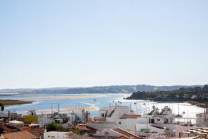 vistas a una ciudad con un cuerpo de agua en AlvorKiteCenter Guesthouse en Alvor