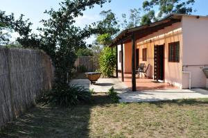 einen Hinterhof mit einem Zaun und einem Haus in der Unterkunft Kosi Khaya in Manguzi