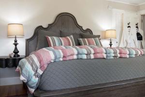 מיטה או מיטות בחדר ב-The White House Inn