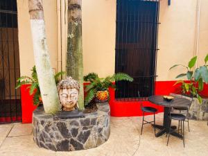 uma estátua de uma cabeça sentada ao lado de uma mesa em Catrina & Diego em Mérida