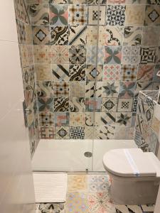 ヴェリカ・ゴリツァにあるVG CityLux Apartmentのトイレとタイル張りの壁があるバスルーム +18枚の写真