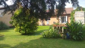 a house with a yard with a tree and some plants at Descanso,verde,paz in Mar del Plata