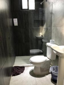 y baño con aseo y lavamanos. en Terracota Corner Rooms, en Campeche