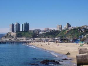 a beach with a bunch of people on it at Barros Borgoño 2 Departamento in Valparaíso