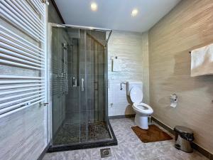Ένα μπάνιο στο Apartmani NiS +33 φωτογραφίες