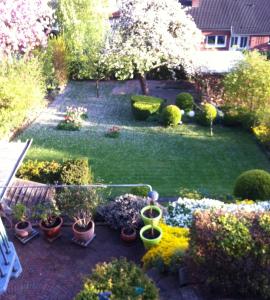 a garden with a lot of plants and flowers at Ferienwohnung Alsmeier in Bad Bentheim
