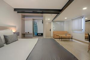1 dormitorio con 1 cama grande y 1 sofá en Palermo Home Bogota & Art Gallery, en Bogotá
