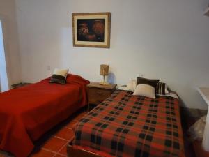 two beds sitting next to each other in a bedroom at ARK - Una casa con sabor a hogar in Cachí