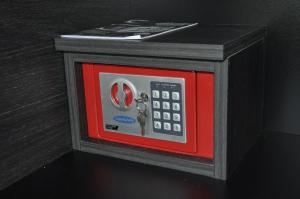 ブシュテニにあるApartament Holiday Busteniの赤いドアと電卓付きの小型電子レンジ