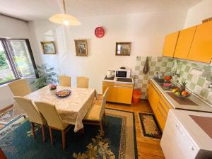 een keuken met een tafel en stoelen bij Apartment in Jadranovo 41878 in Jadranovo