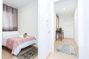 Rúm í herbergi á Stay Barcelona Central Apartments