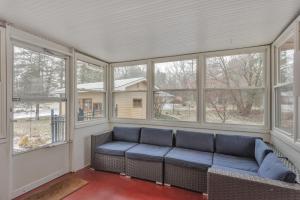 Χώρος καθιστικού στο Amazing Lakefront Retreat On Long Lake! home +41 φωτογραφίες